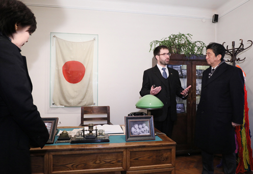 Photograph of the Prime Minister visiting the Sugihara House (8)