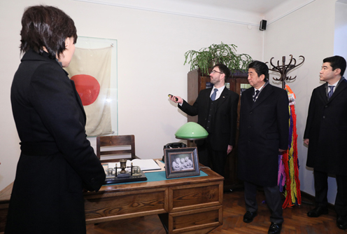 Photograph of the Prime Minister visiting the Sugihara House (9)
