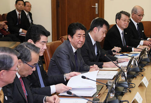 Photograph of the expanded summit meeting with Japanese businesses (1)