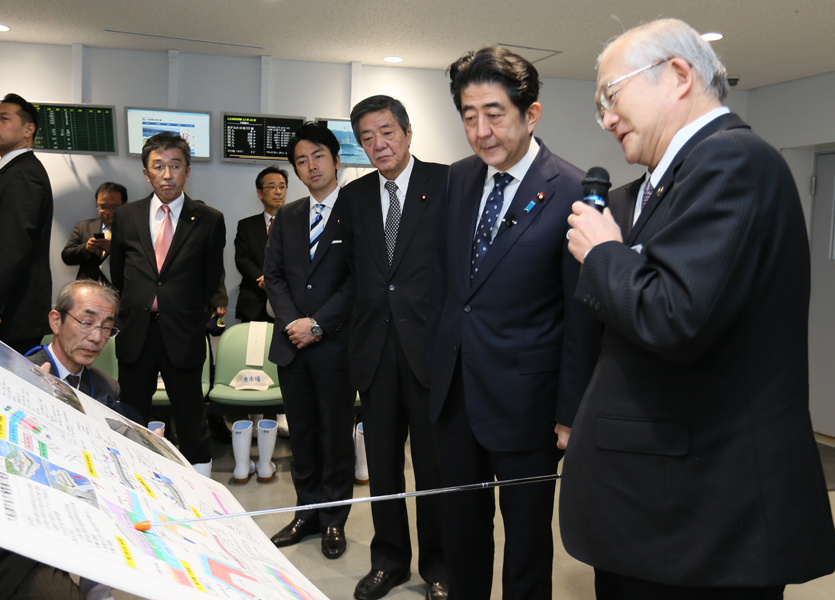 Photograph of the Prime Minister receiving an explanation about the progress of reconstruction related to the fishery industry at a fish market