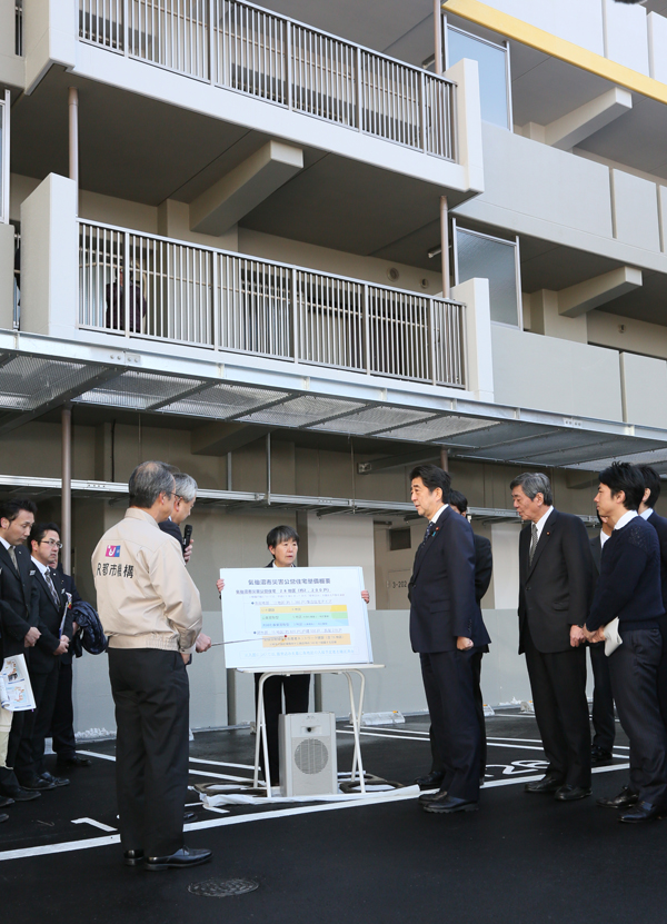 Photograph of the Prime Minister visiting public housing for disaster-stricken households