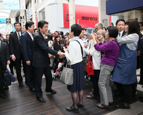 Photograph of the Prime Minister visiting the shopping area (2)
