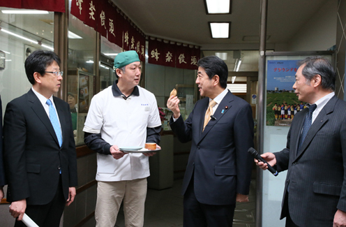 Photograph of the Prime Minister visiting the shopping area (3)