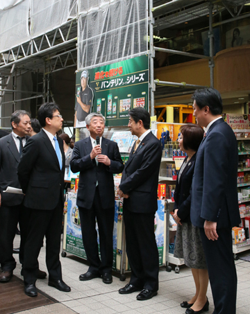 Photograph of the Prime Minister visiting the shopping area (4)