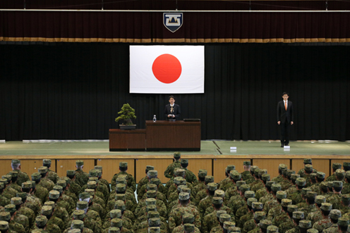 Photograph of the Prime Minister delivering an address at a Self-Defense Forces camp (1)