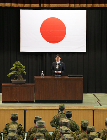Photograph of the Prime Minister delivering an address at a Self-Defense Forces camp (2)