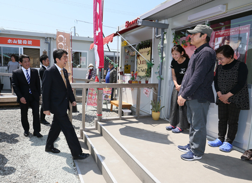 Photograph of the Prime Minister visiting temporary housing (3)
