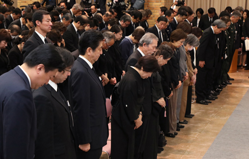 Photograph of the Prime Minister attending the memorial ceremony for those who lost their lives in the Kumamoto Earthquake (1)