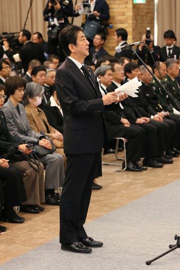 Photograph of the Prime Minister attending the memorial ceremony for those who lost their lives in the Kumamoto Earthquake (2)