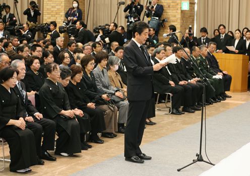 Photograph of the Prime Minister attending the memorial ceremony for those who lost their lives in the Kumamoto Earthquake (3)