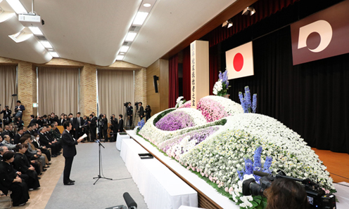 Photograph of the Prime Minister attending the memorial ceremony for those who lost their lives in the Kumamoto Earthquake (4)
