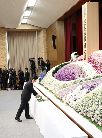 Photograph of the Prime Minister attending the memorial ceremony for those who lost their lives in the Kumamoto Earthquake (5)