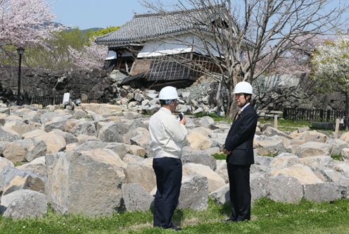Photograph of the Prime Minister visiting Kumamoto Castle (1)