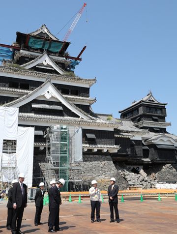 Photograph of the Prime Minister visiting Kumamoto Castle (2)