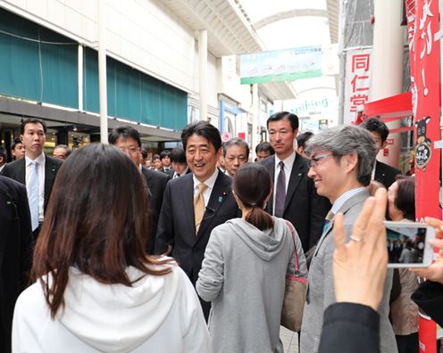 Photograph of the Prime Minister visiting the shopping area (1)