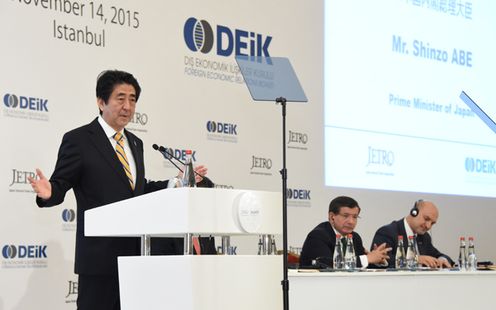 Photograph of the Prime Minister delivering an address at the Japan-Turkey Business Forum