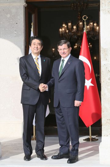 Photograph of the Prime Minister shaking hands with the Prime Minister of Turkey