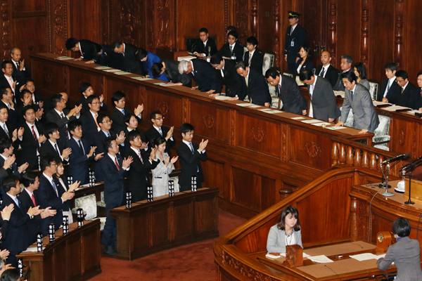 Photograph of the Prime Minister bowing after the approval at the plenary session of the House of Representatives