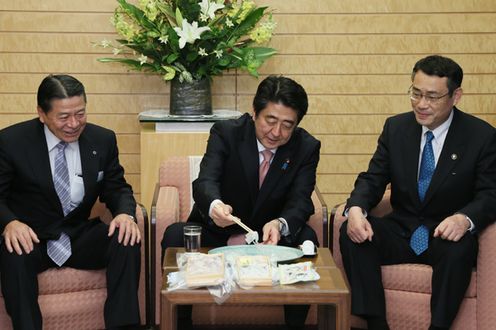 Photograph of the Prime Minister sampling fuku (blowfish)