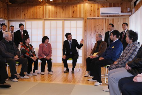 Photograph of the Prime Minister holding an exchange of views with residents of public housing for disaster-stricken households