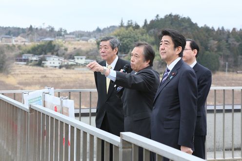 Photograph of the Prime Minister visiting the planned construction site for interim storage facilities (1)