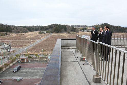Photograph of the Prime Minister visiting the planned construction site for interim storage facilities (2)
