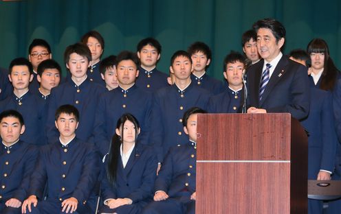 Photograph of the Prime Minister attending the graduation ceremony for a prefectural high school (1)