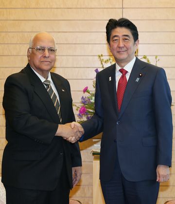 Photograph of Prime Minister Abe shaking hands with the Vice-President of the Council of Ministers of Cuba