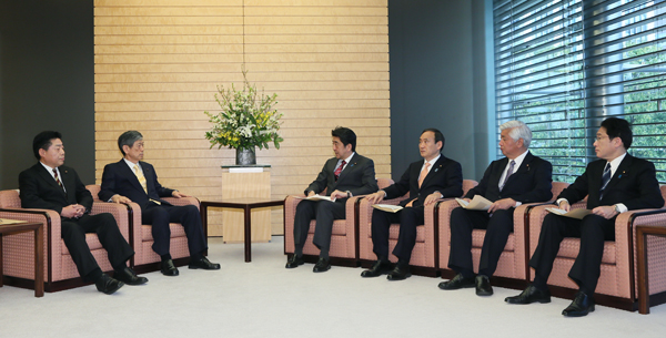 Photograph of the Prime Minister receiving the findings (2)