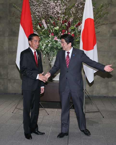 Photograph of Prime Minister Abe welcoming the President of Indonesia