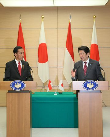 Photograph of the leaders attending the joint press announcement
