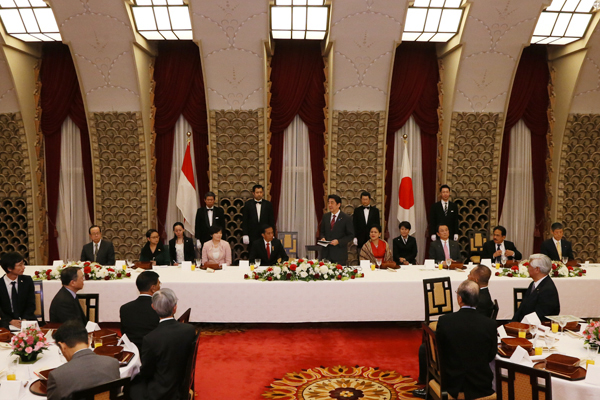 Photograph of the Prime Minister delivering a speech at the banquet hosted by Prime Minister Abe and Mrs. Abe