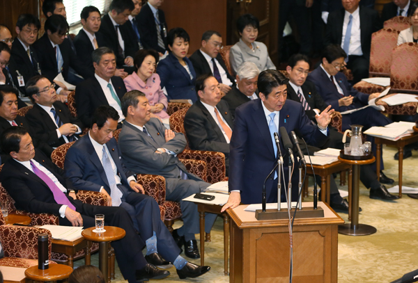 Photograph of the Prime Minister answering questions at the meeting of the Budget Committee of the House of Councillors