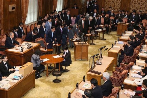 Photograph of the Prime Minister bowing after the vote on the FY2015 comprehensive budget at the meeting of the Budget Committee of the House of Councillors