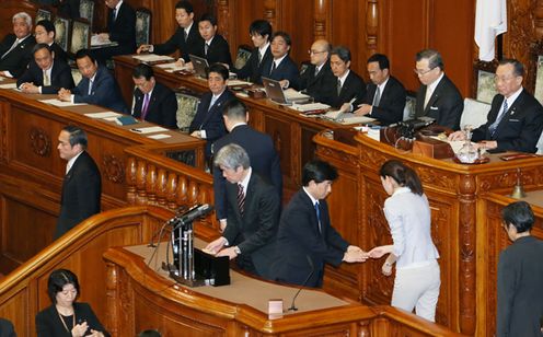 Photograph of the Prime Minister overseeing the vote on the FY2015 budget at the plenary session of the House of Councillors