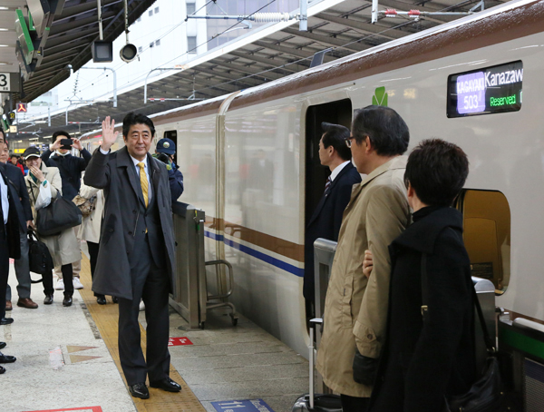 Photograph of the Prime Minister boarding the Hokuriku Shinkansen