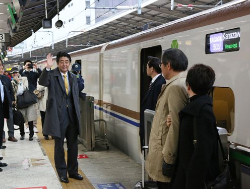 Photograph of the Prime Minister boarding the Hokuriku Shinkansen
