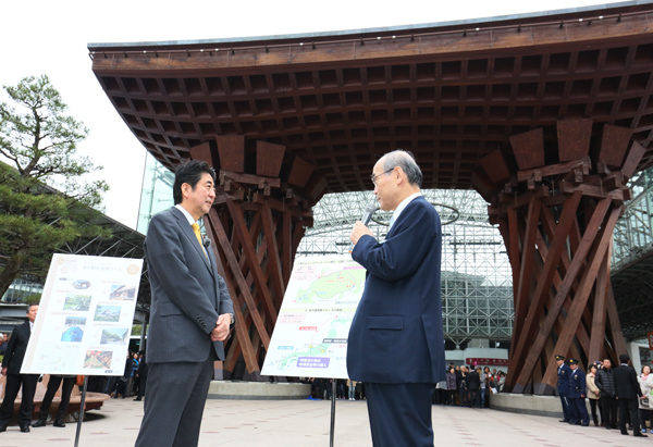Photograph of the Prime Minister visiting Kanazawa Station