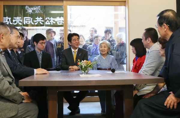Photograph of the Prime Minister conversing with residents of Share Kanazawa