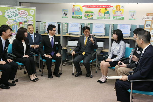 Photograph of Prime Minister conversing with current students, exchange students, and graduates of the University of Fukui
