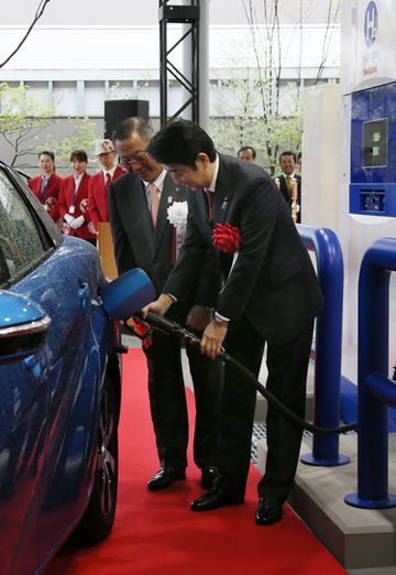 Photograph of the Prime Minister refilling a vehicle with hydrogen