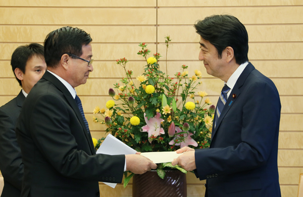 Photograph of Prime Minister Abe receiving a personal letter from the President of Myanmar