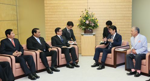 Photograph of Prime Minister Abe receiving the courtesy call from the Minister for President of Myanmar