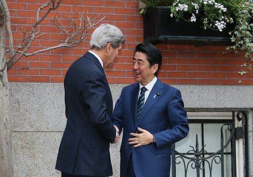 Photograph of the Prime Minister shaking hands with the U.S. Secretary of State