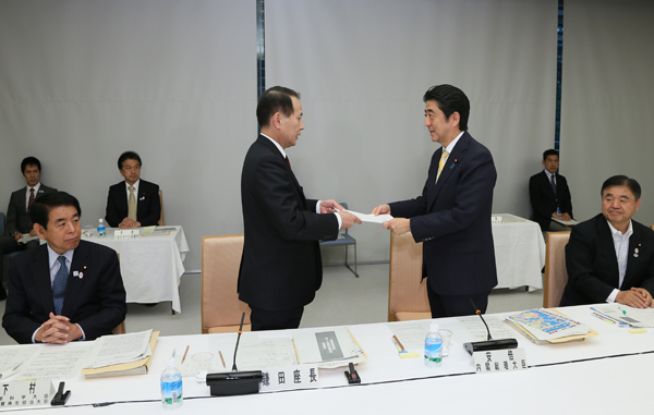 Photograph of the Prime Minister receiving the seventh proposal