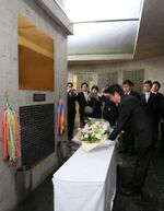 Photograph of the Prime Minister offering flowers at Higashi Yuenchi Park