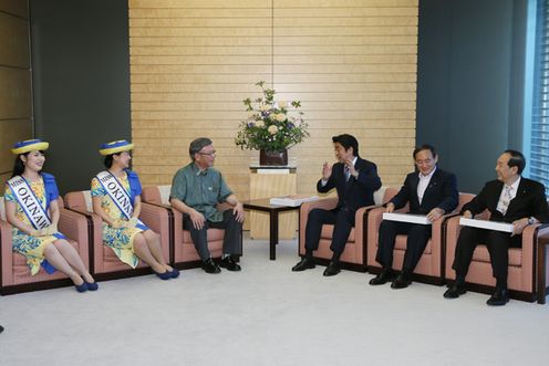 Photograph of the Prime Minister conversing with the Governor of Okinawa Prefecture