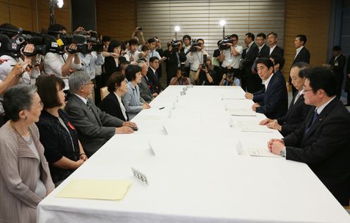 Photograph of the Prime Minister meeting with the delegation