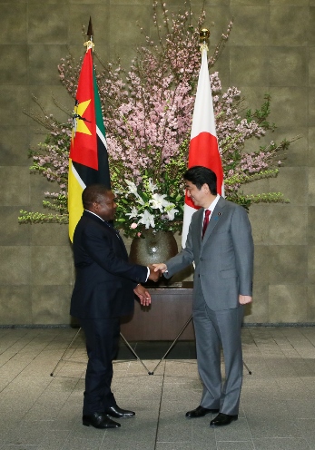 Photograph of Prime Minister Abe welcoming the President of Mozambique