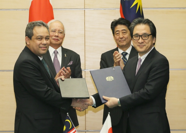 Photograph of the leaders attending the exchange of documents